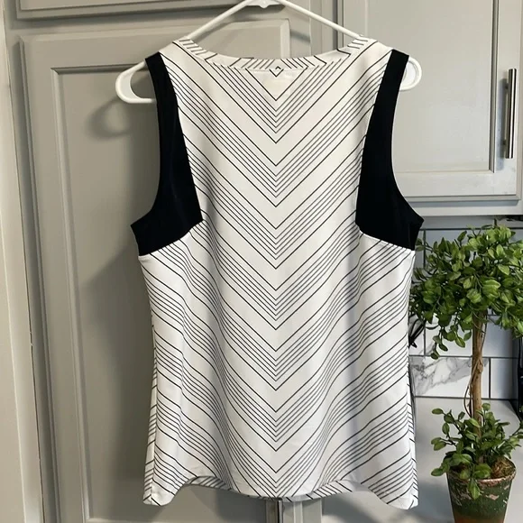 Athleta Rash-Guard Black/White Chevron Stripe Sleeveless Swim Top L EUC - Picture 5 of 11